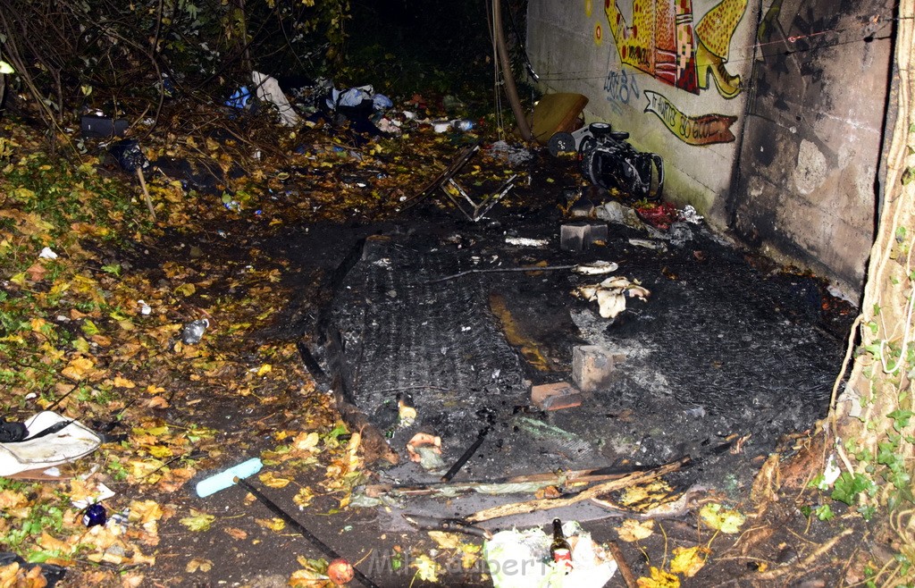 Feuer Matratze wo ein Obachloser drauf geschlafen hat Koeln Muelheim Steegerstr P26.JPG - Miklos Laubert